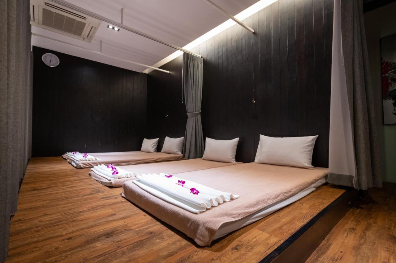 S Ratchada Leisure Hotel - SHA PLUS Bangkok Exterior foto Thai massage room